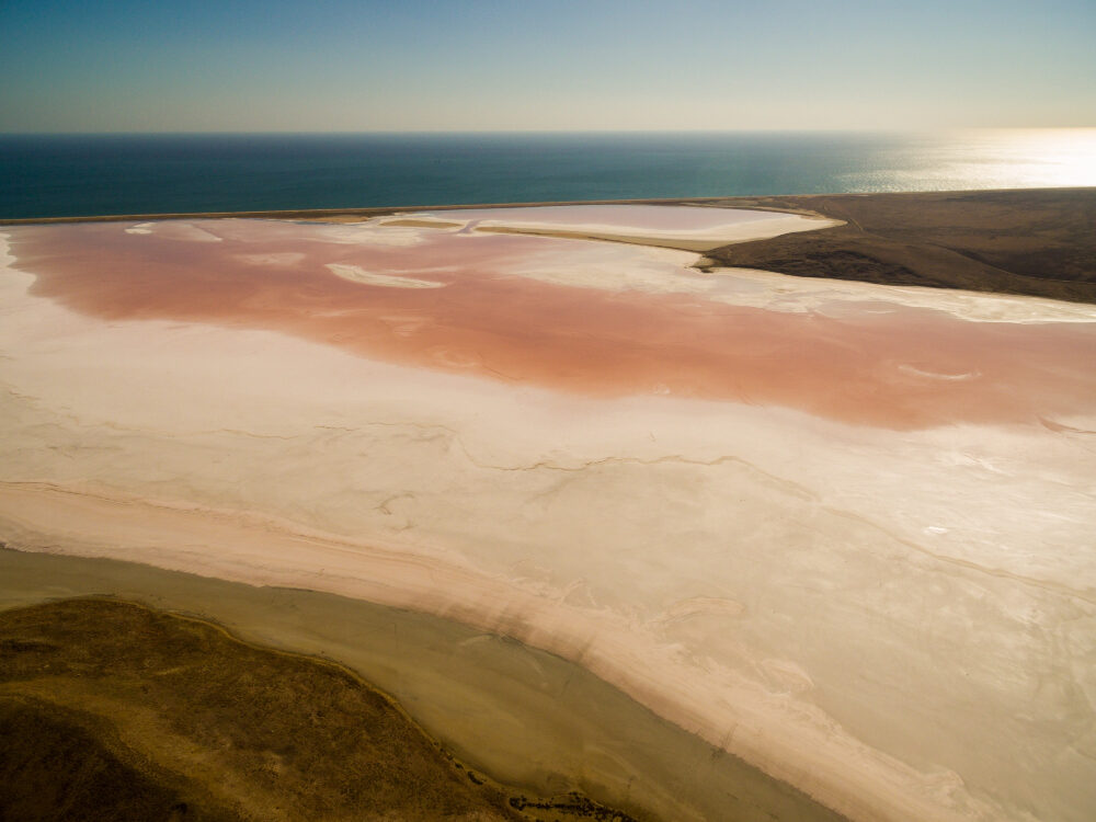Luchtfoto van een zoutvlakte aan zee